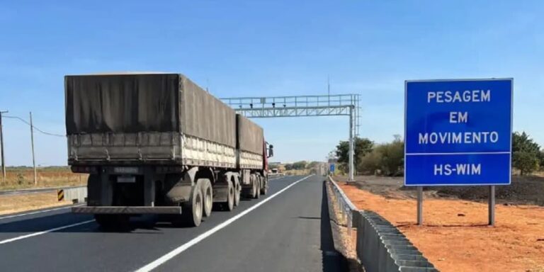 Caminhão em rodovia após atualização da tabela de frete mínimo da ANTT em 2026